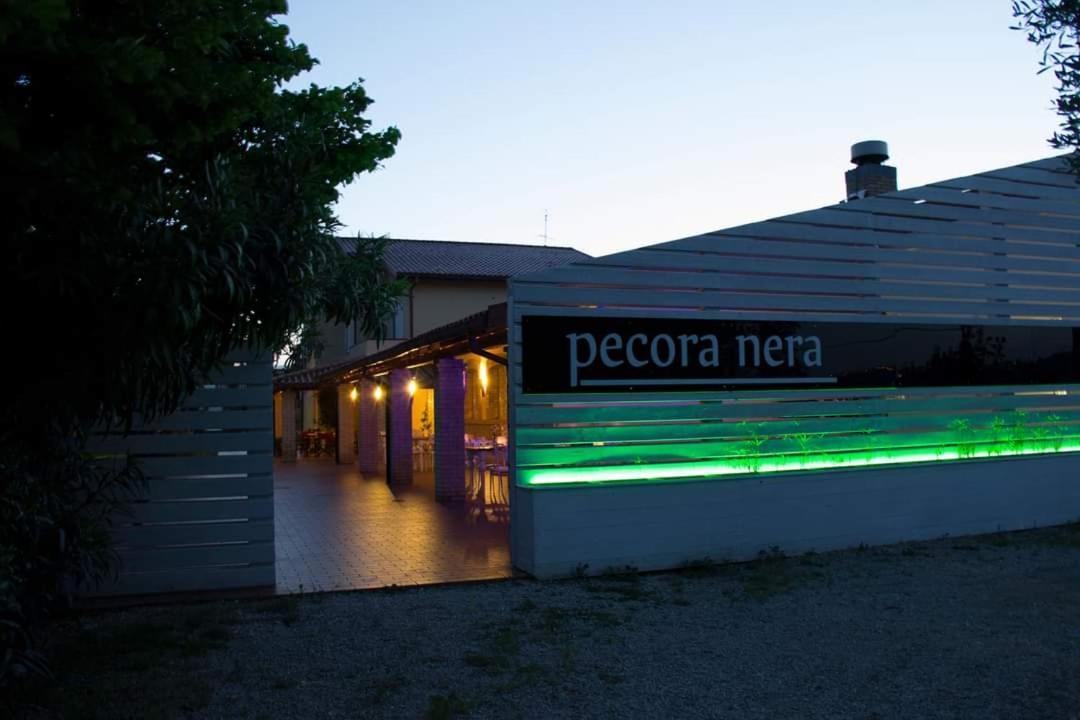 Country-House Pecora Nera Pensionat Mosciano SantʼAngelo Exteriör bild